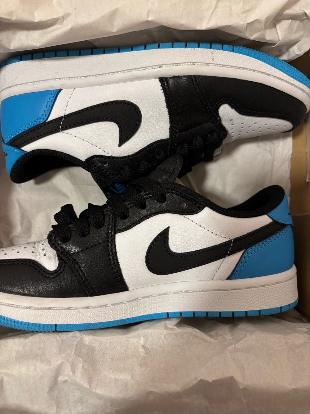 Nike Kids Low-Top Sneakers in White, Black & Blue